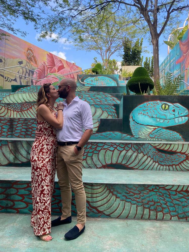 Greta e Andrea si baciano davanti a un murale a Miami